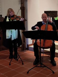 Rosi Drainas Haseitl an der Geige und Michael Kurschatke am Cello beim Konzert in der Dreifaltigkeitskirche