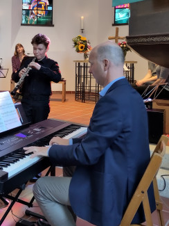 Michael Kurschatke begleitet am E-Piano den jungen Oboisten Moritz Schmid beim Benefizkonzert 2023.